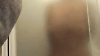 Compagna filmata in doccia