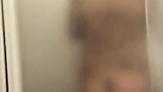 Compagna filmata in doccia