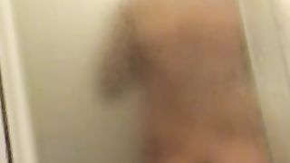 Compagna filmata in doccia