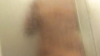 Compagna filmata in doccia