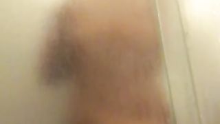 Compagna filmata in doccia