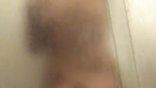 Anteprima del video: Compagna filmata in doccia