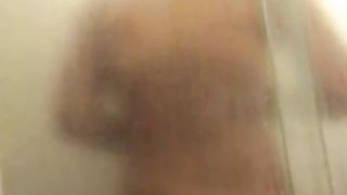 Compagna filmata in doccia