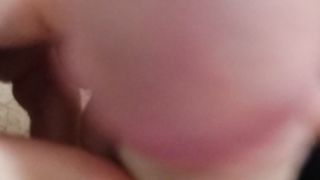 Eccolo che fa ginnastica