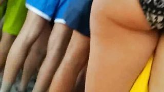 culona di 26 anni balla al mare