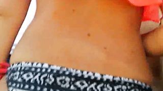 culona di 26 anni balla al mare