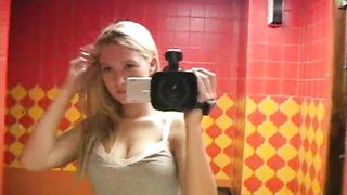 Bionda diciannovenne si masturba