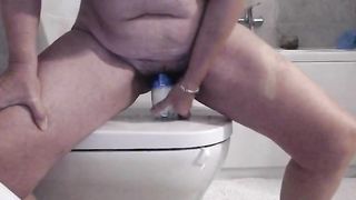 Bottiglia d'acqua nella figa