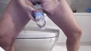 Bottiglia d'acqua nella figa