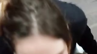 Le inonda la faccia di sborra