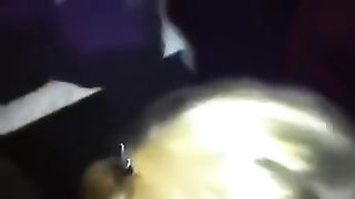 Biondina spompina i cazzi di due appena conosciuti