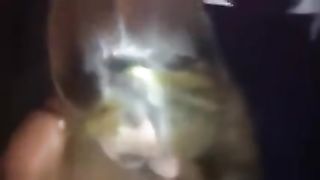 Biondina spompina i cazzi di due appena conosciuti