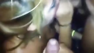 Biondina spompina i cazzi di due appena conosciuti