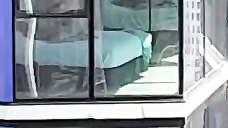 Beccati dagli operai del cantiere mentre scopano