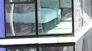 Beccati dagli operai del cantiere mentre scopano