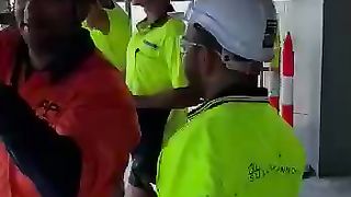 Beccati dagli operai del cantiere mentre scopano