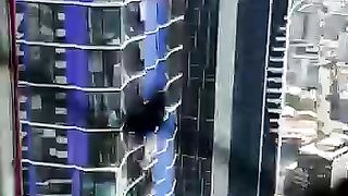 Beccati dagli operai del cantiere mentre scopano