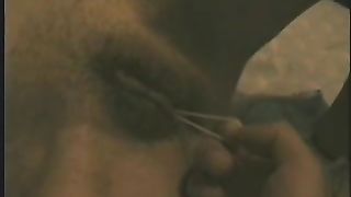 Le sfilo le palline dalla figa bagnata...