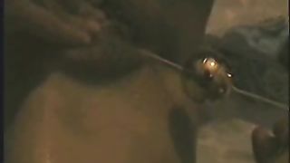 Le sfilo le palline dalla figa bagnata...