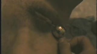 Le sfilo le palline dalla figa bagnata...