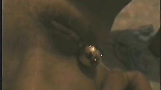 Le sfilo le palline dalla figa bagnata...