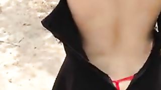 Anteprima del video: LE PIACE ESIBIRSI NUDA IN STRADA