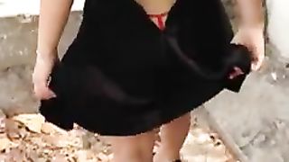 LE PIACE ESIBIRSI NUDA IN STRADA