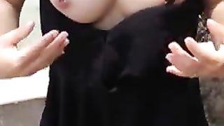 LE PIACE ESIBIRSI NUDA IN STRADA