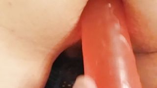 Alla milf piace il dildo nel culo