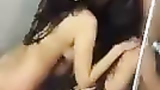 Amiche si scopano in doccia