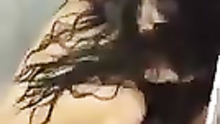 Amiche si scopano in doccia