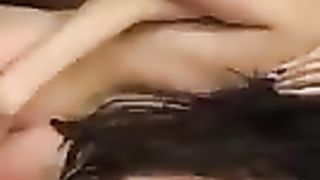 Amiche si scopano in doccia