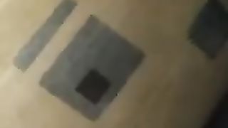 Le lecca il buco del culo e lei lo riprende di nascosto