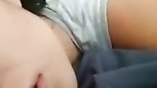 Le lecca il buco del culo e lei lo riprende di nascosto