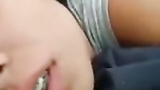 Le lecca il buco del culo e lei lo riprende di nascosto