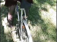 Si sfonda il culo col sellino della bici!!!