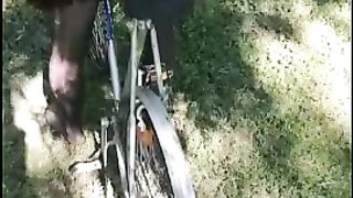 Anteprima del video: Si sfonda il culo col sellino della bici!!!