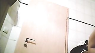 Mia moglie spiata in bagno 1