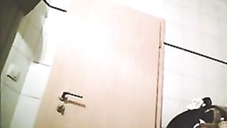 Mia moglie spiata in bagno 1