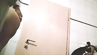 Mia moglie spiata in bagno 1