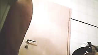 Mia moglie spiata in bagno 1