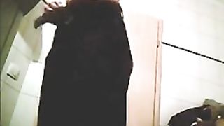 Mia moglie spiata in bagno 1