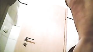 Mia moglie spiata in bagno 1