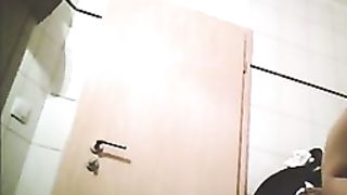 Mia moglie spiata in bagno 1