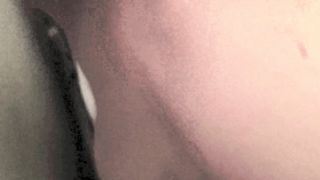 Un pompino mentre il vibratore lavora sulla figa