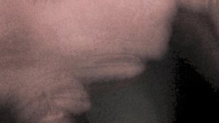 Un pompino mentre il vibratore lavora sulla figa