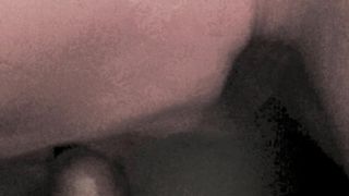 Un pompino mentre il vibratore lavora sulla figa