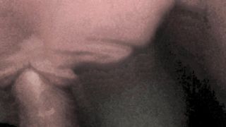 Un pompino mentre il vibratore lavora sulla figa