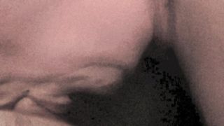 Un pompino mentre il vibratore lavora sulla figa