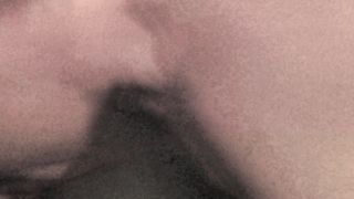 Un pompino mentre il vibratore lavora sulla figa